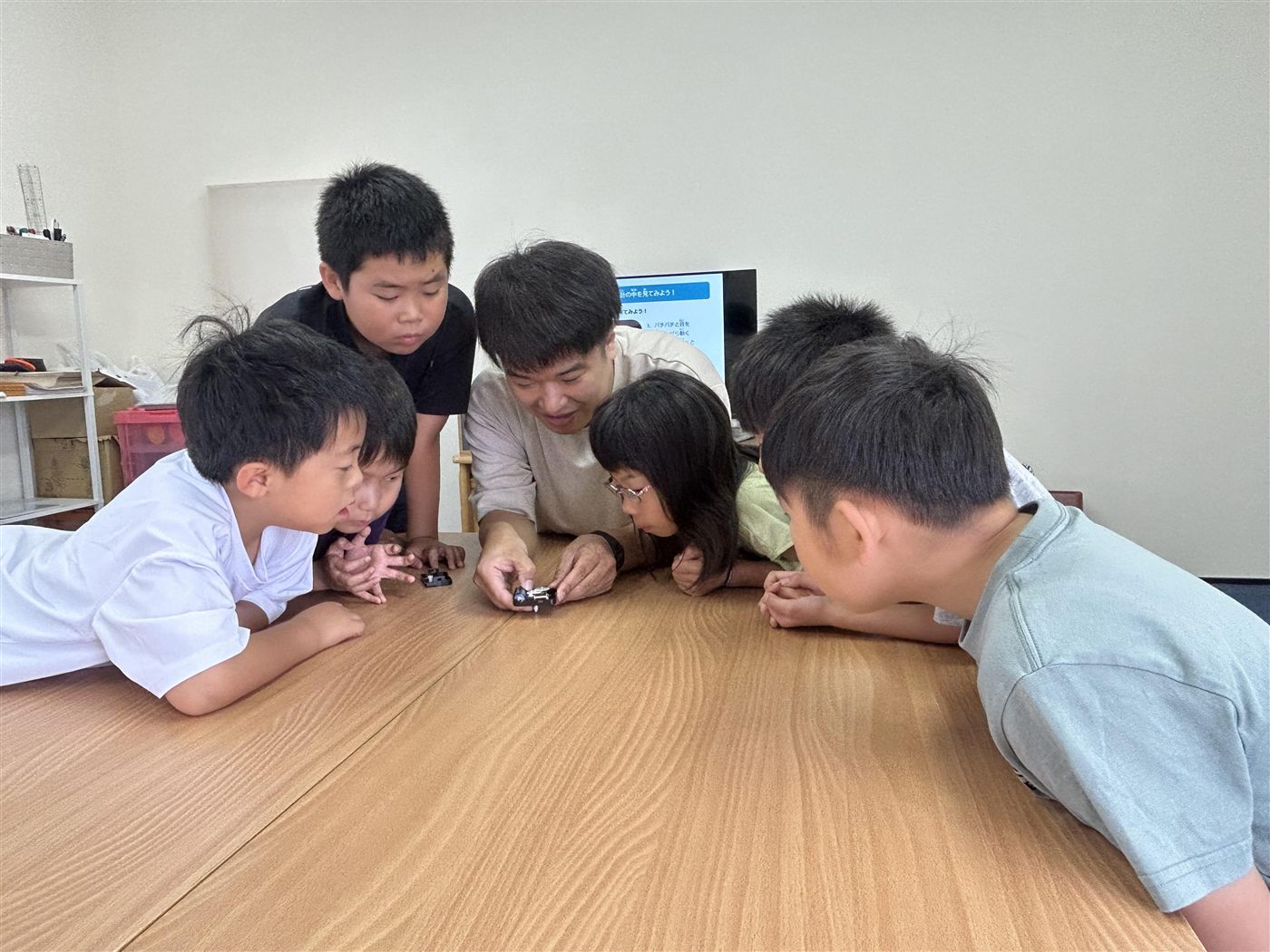 のぞき込んで夢中になる子どもたち