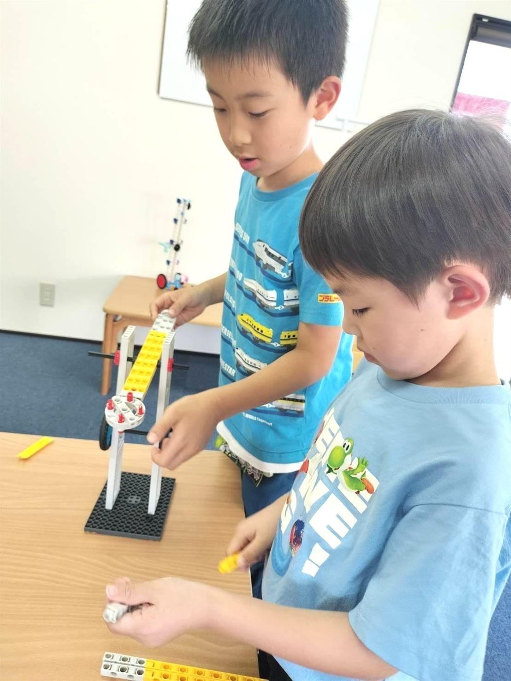 作品づくりに夢中な子どもたち