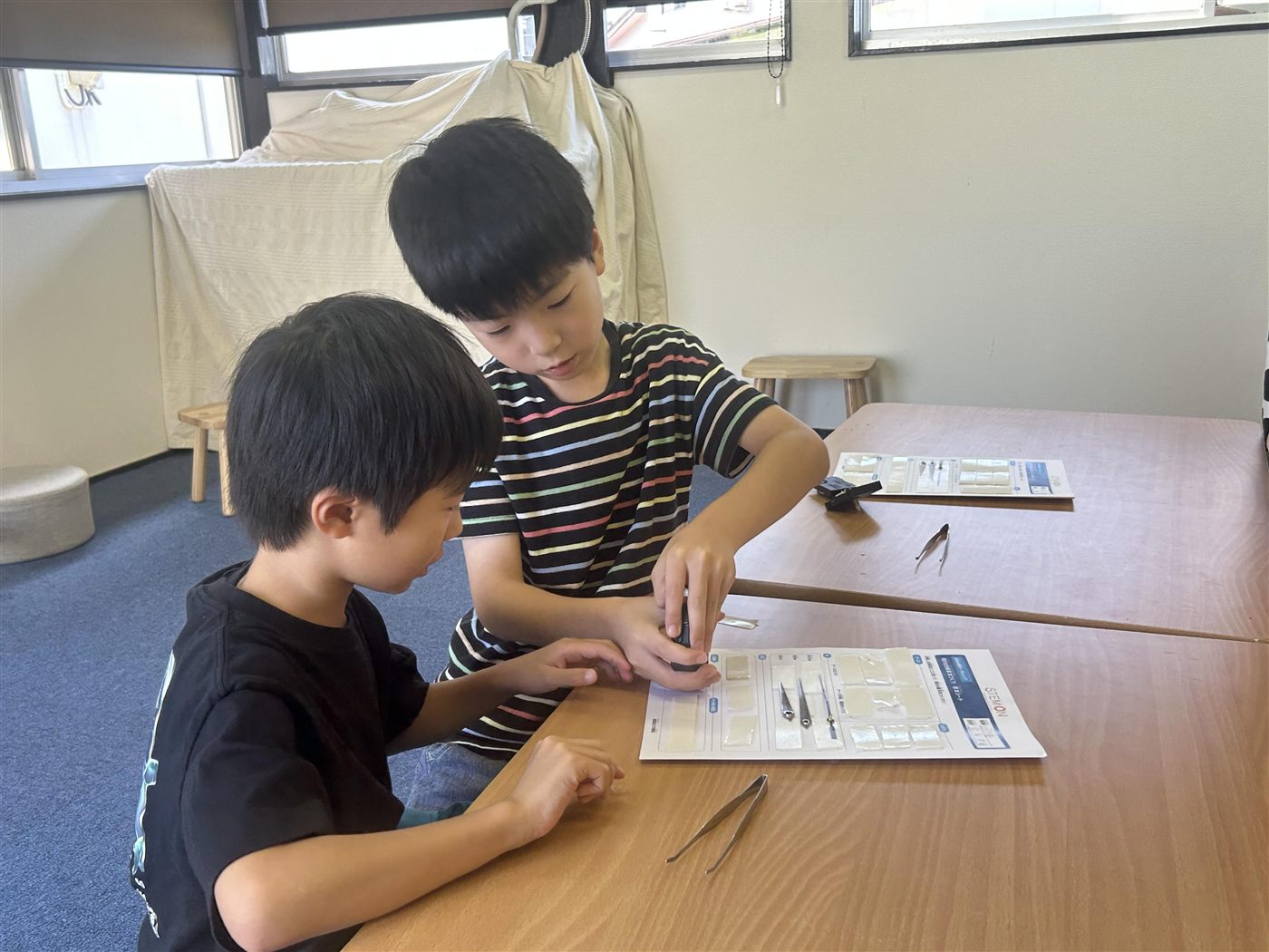 ものづくりに取り組む子どもたち