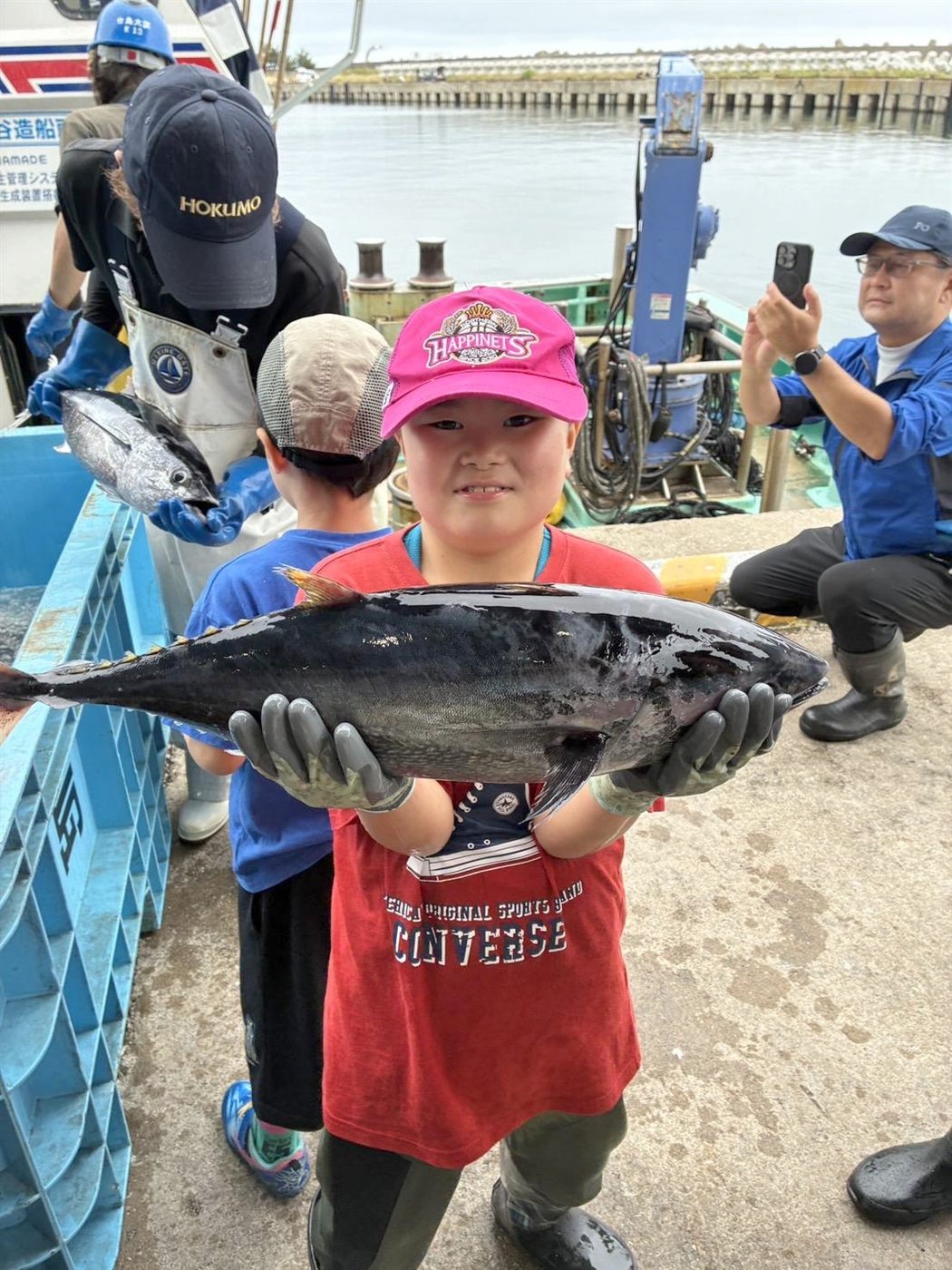 魚を持つ子ども