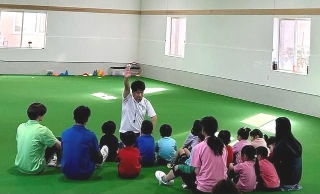 手を挙げる子どもたち
