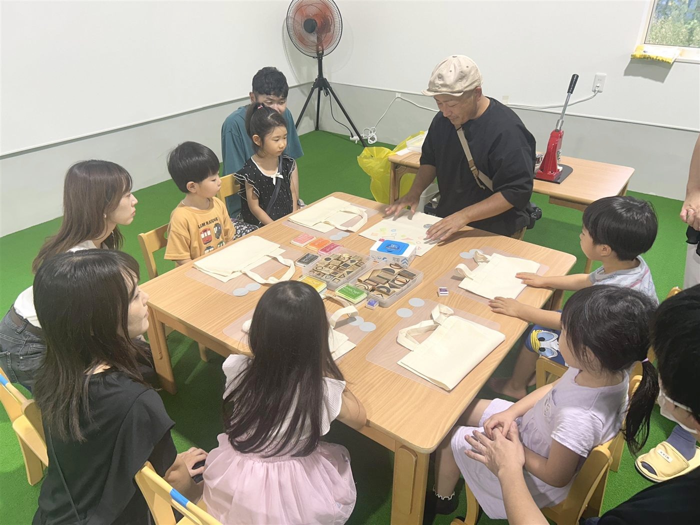 工作に取り組む子どもたち