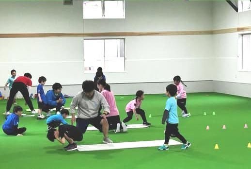 運動する子どもたち