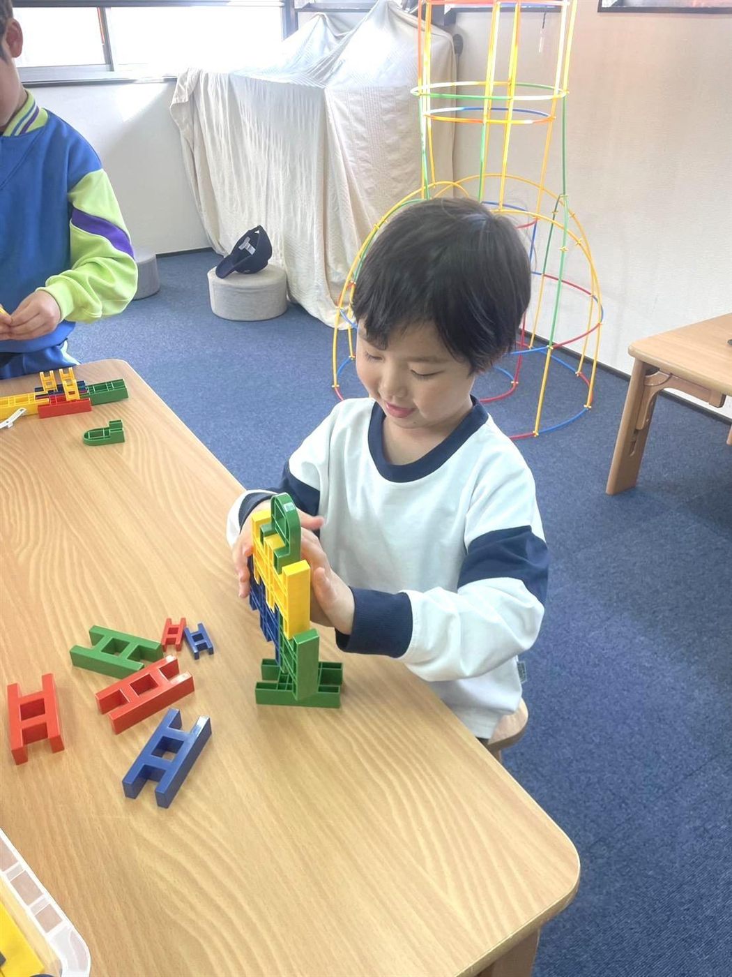 ブロックで遊ぶ子ども