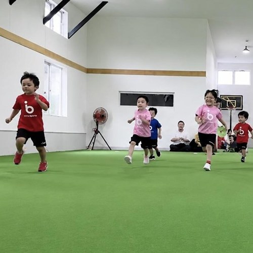 元気に走る子どもたち