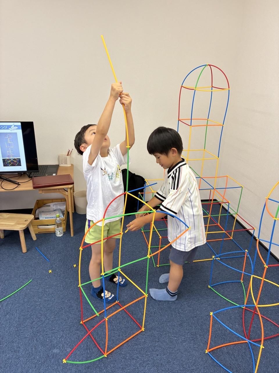 自分でつくった作品で遊ぶ子どもたち