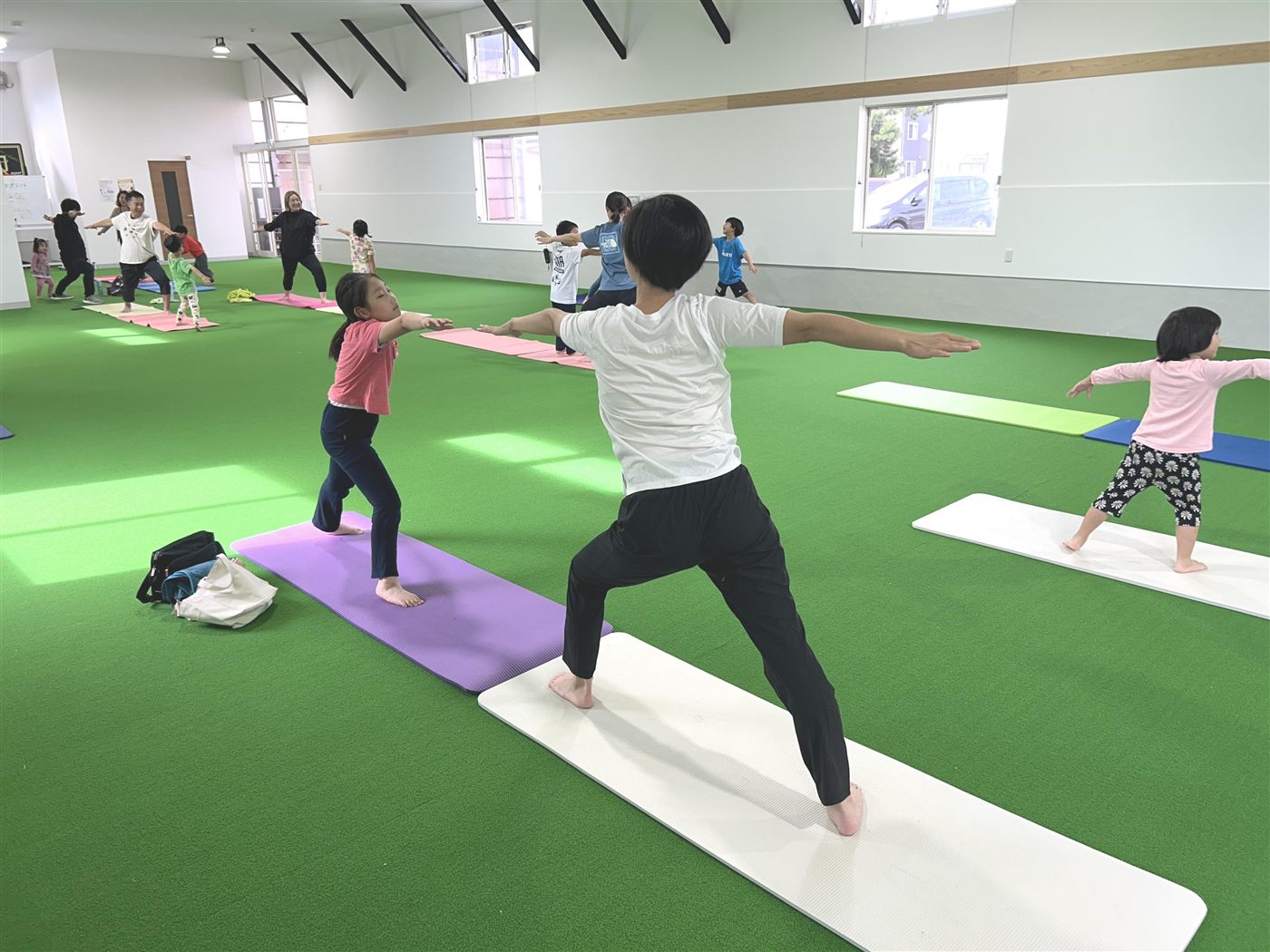 新しい動きに挑戦する子どもたち
