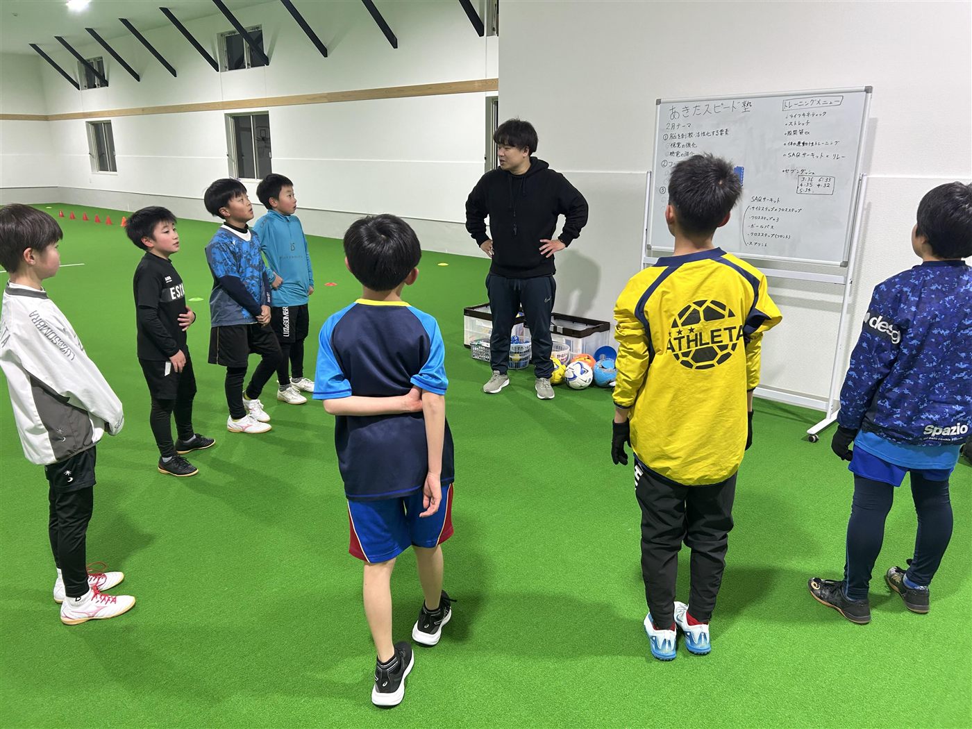 コーチの問いかけに考える子どもたち