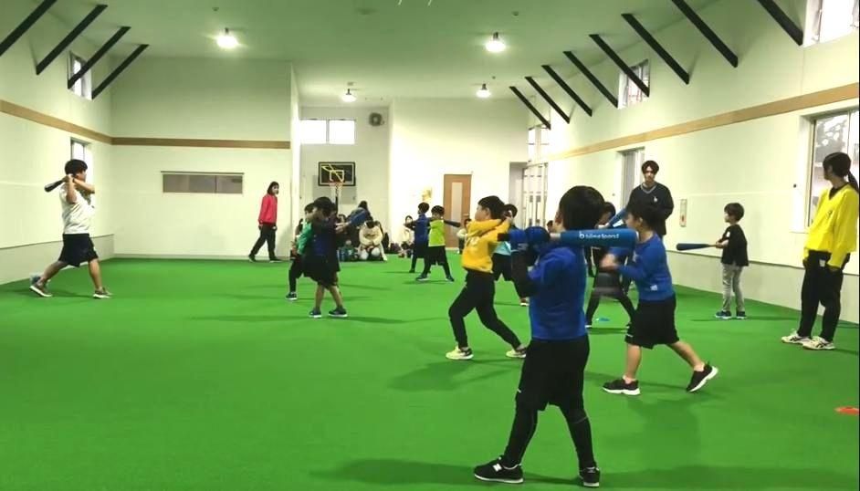 素振りに挑戦する子どもたち