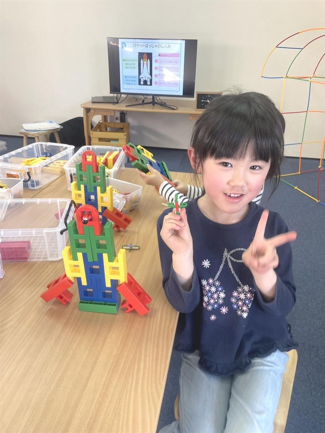 作品を完成させた子ども
