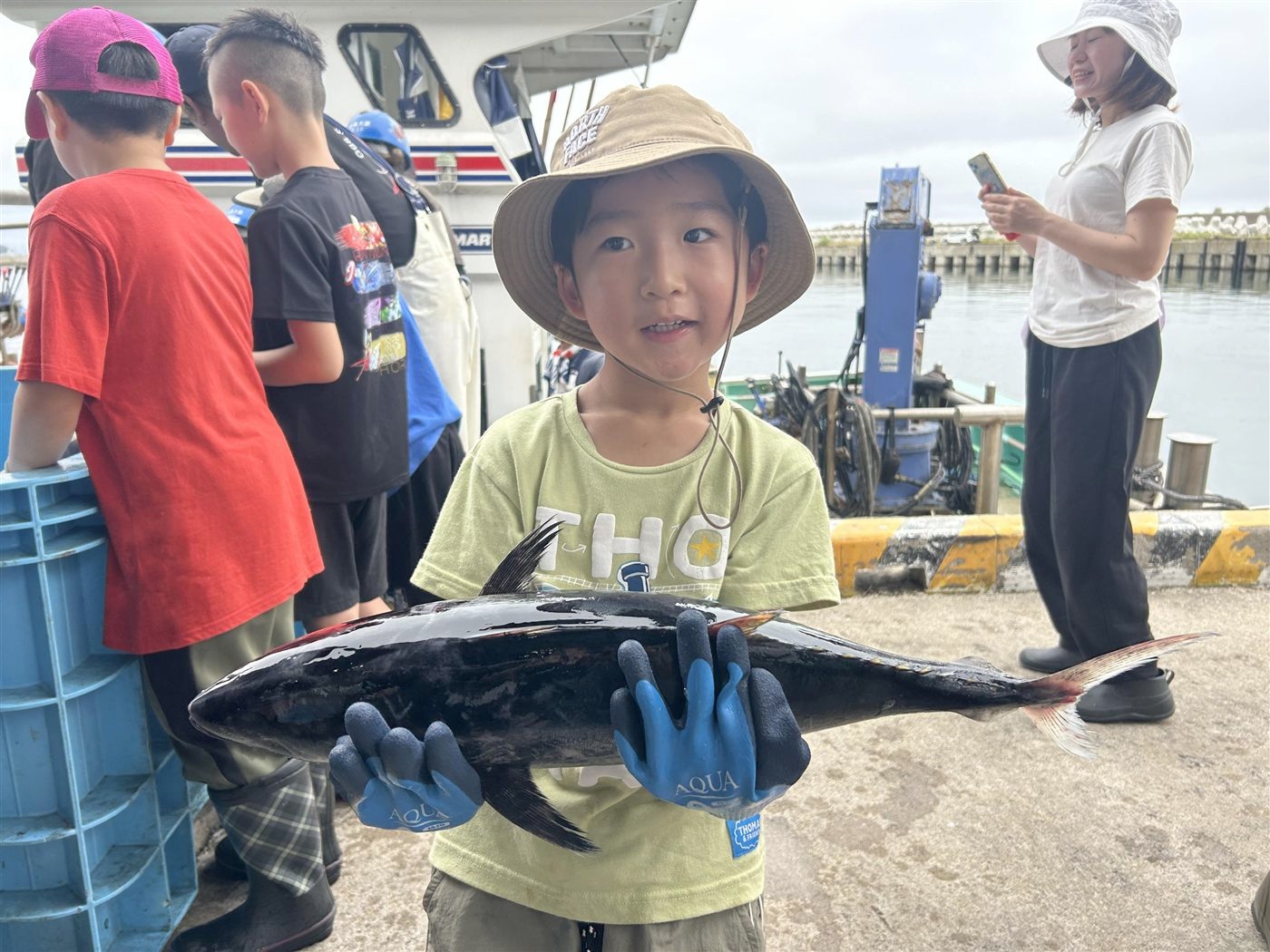 体験活動で魚を持つ子ども