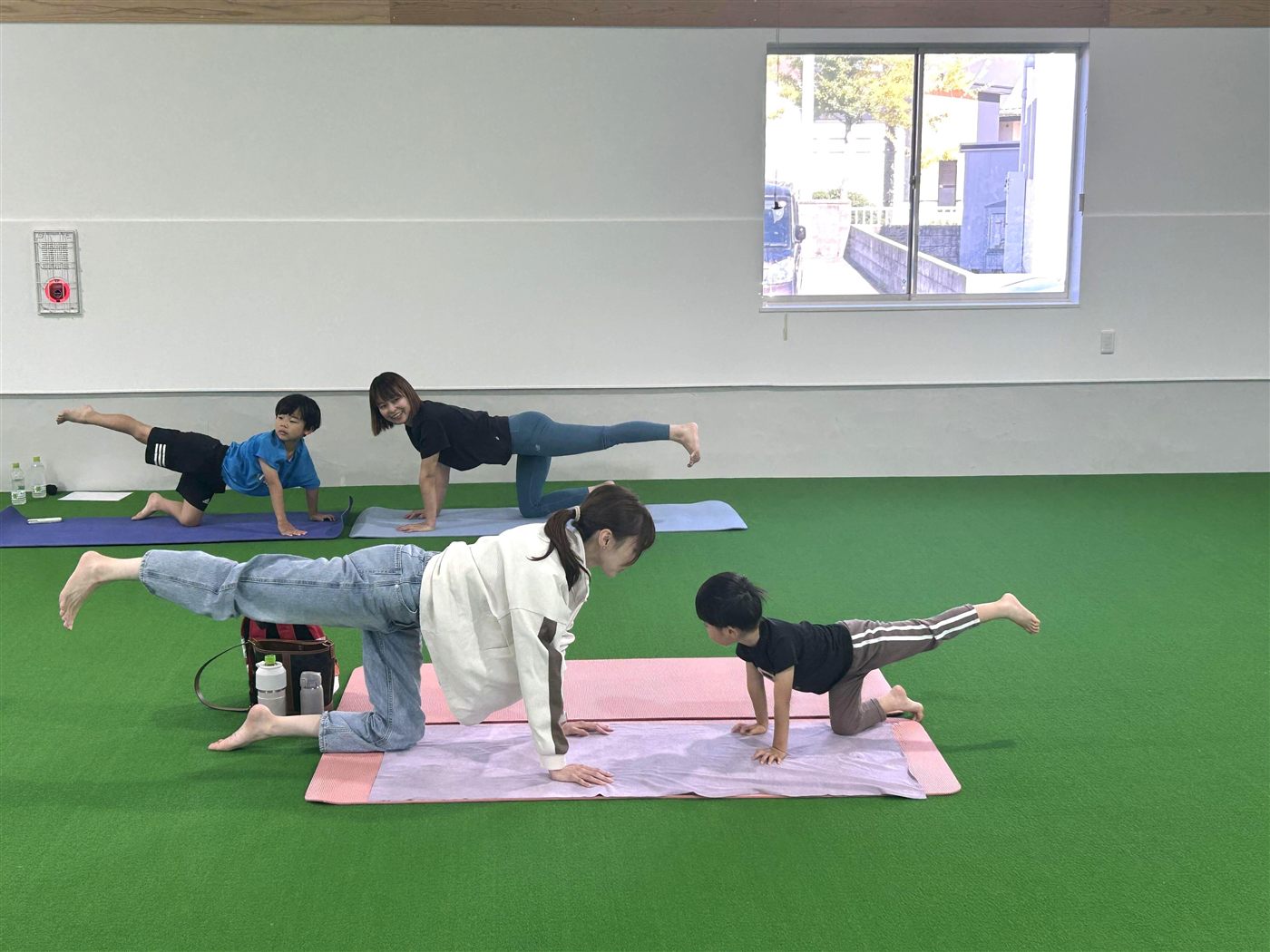 親子でヨガに取り組む様子