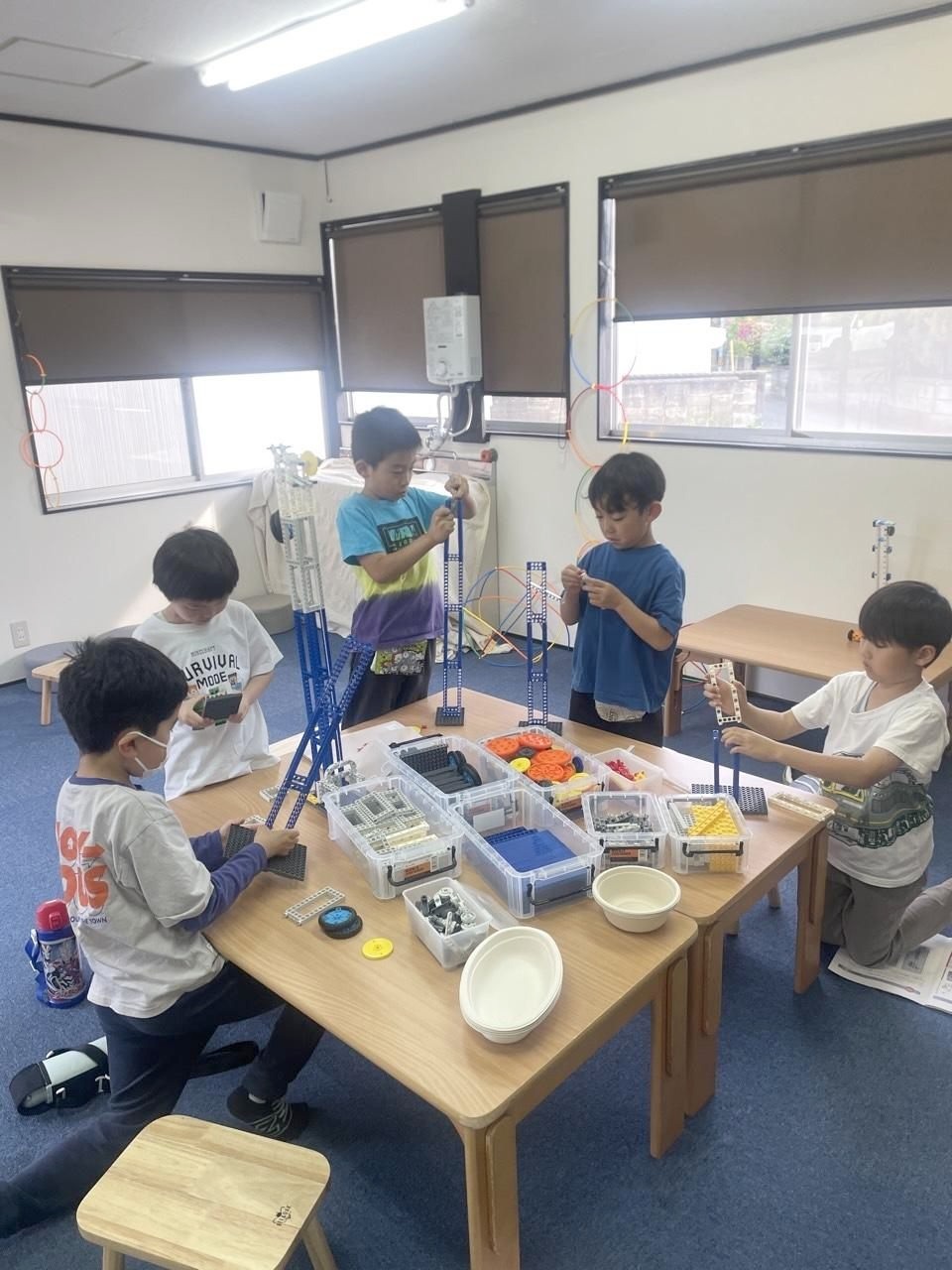 ものづくりに取り組む子どもたち