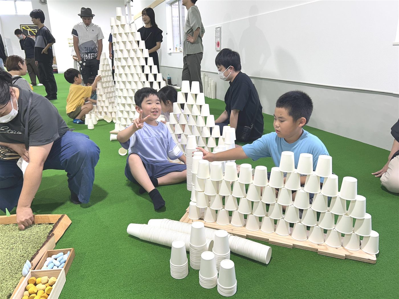 紙コップでタワーをつくる子どもたち