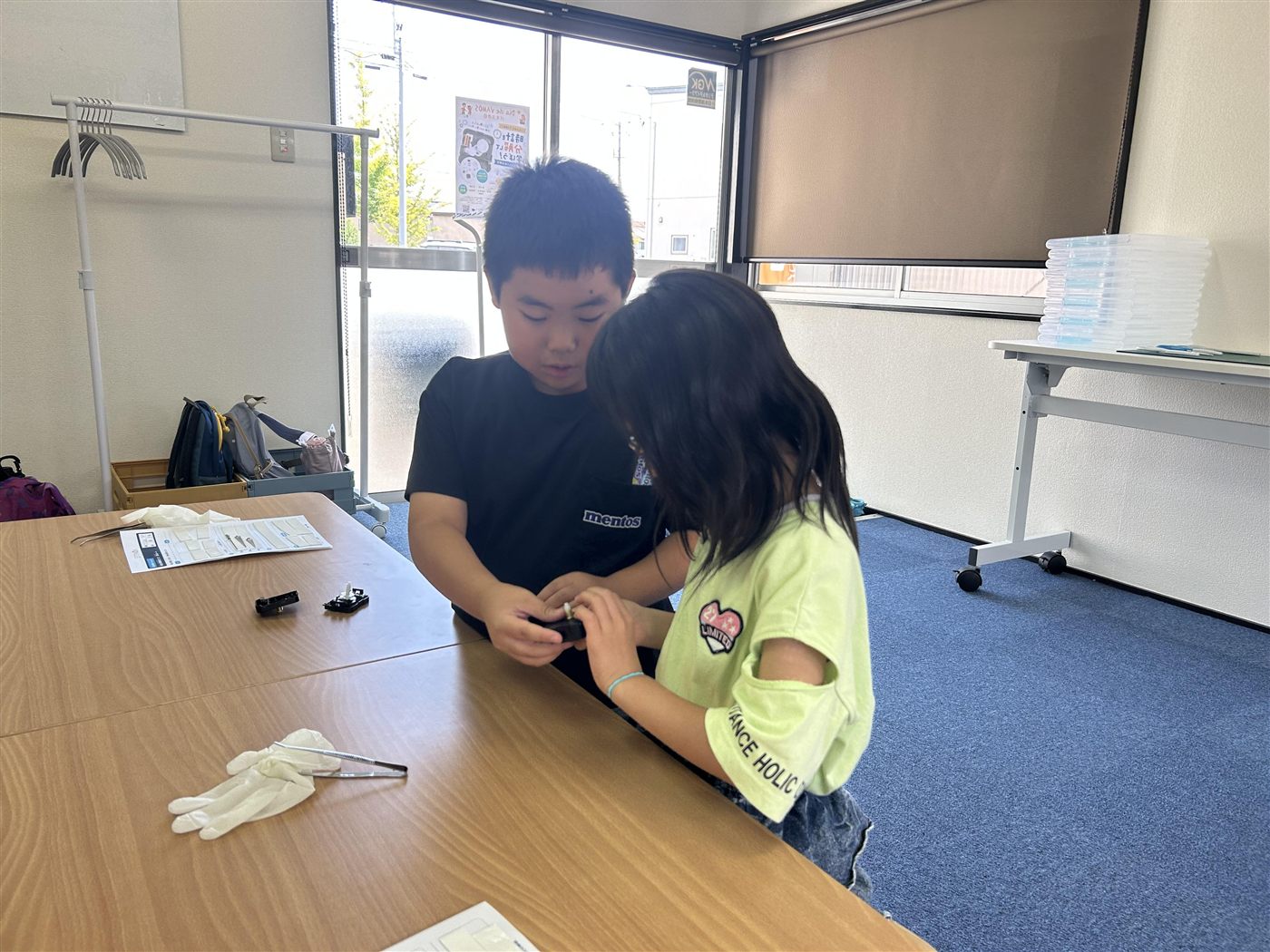 ものづくりに取り組む子どもたち