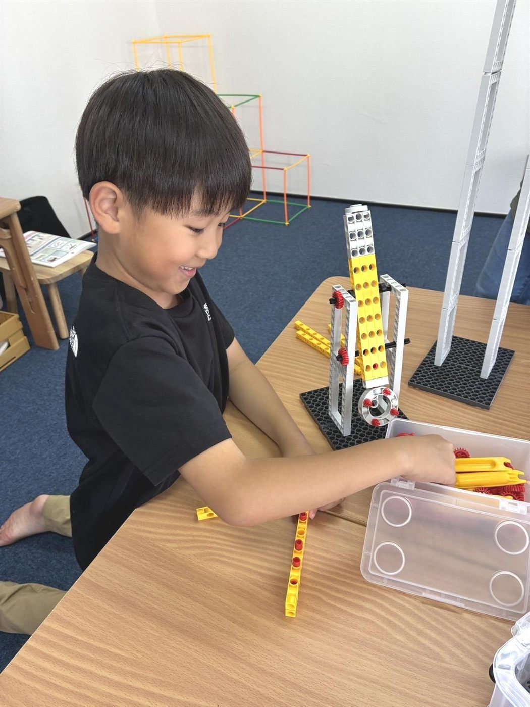 作品をつくる子ども
