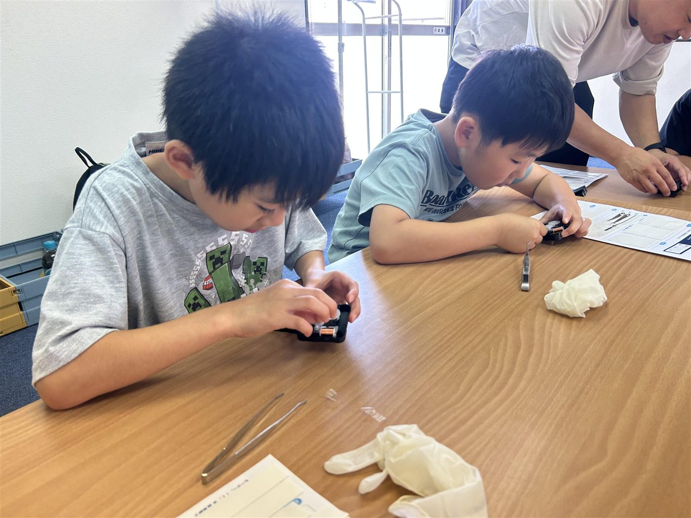 機器の仕組みを確かめる子どもたち