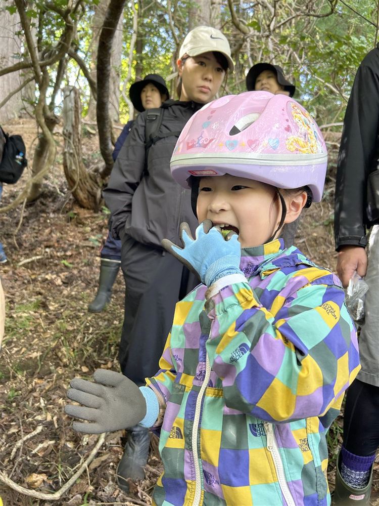 森で木の実を味わう子ども